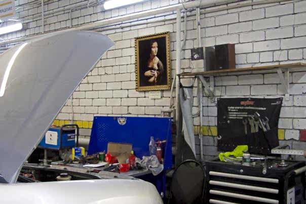 машина с открытым капотом для ремонта